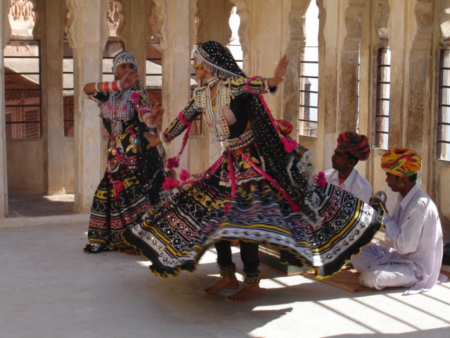http://www.indiamike.com/files/images/90/69/09/rajasthani-folk-dancers-at-mehrangarh-fort-jodhpur-rajasthan.jpg