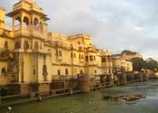 Udaipur, the beauty and the beast by claudiaitaly.  Tags: Rajasthan, Udaipur.