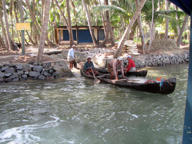 Valiyaparamba backwaters: fishermen Valiyaparamba backwaters: fishermen