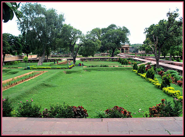 Name:  Garden Inside Deeg Palace.jpg Views: 508 Size:  70.0 KB