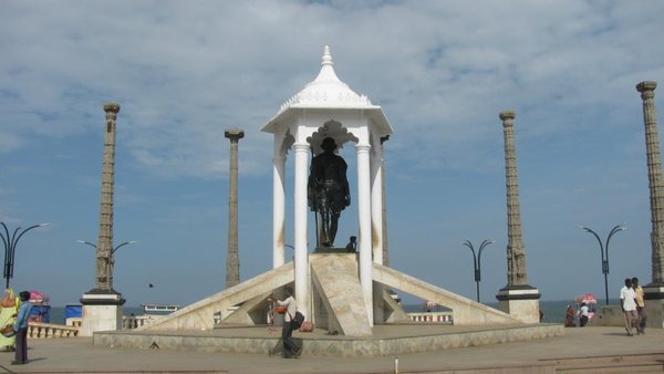 Mahatma_Gandhi_Statue_on_Beach.jpg