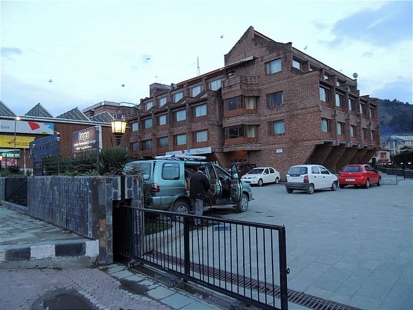 Srinagar hotels near Dal Lake - pictorial presentation