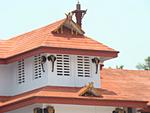 houseboats-in-northern-kerala-parasinikadavu-temple-view.jpg