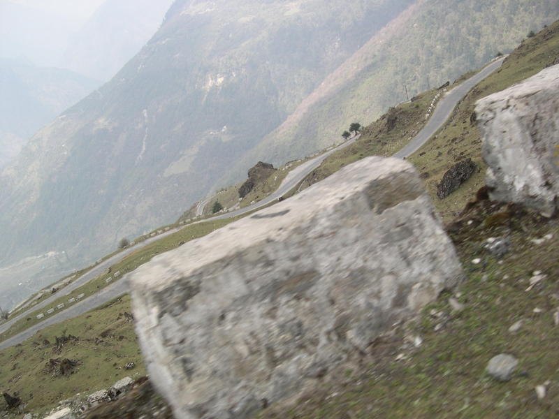Strada per Tawang, ripida e stretta.jpg