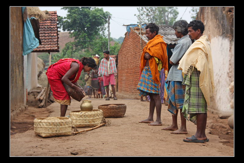 Live with tribe. Адиваси в Индии фото. Индия люди будни картинки. People in the Village. Племя адиваси в Индии как выглядят.