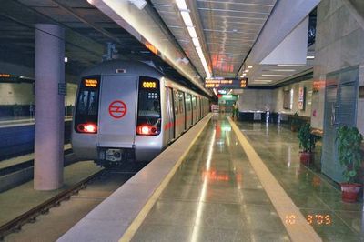 Can i carry alcohol in delhi metro?
